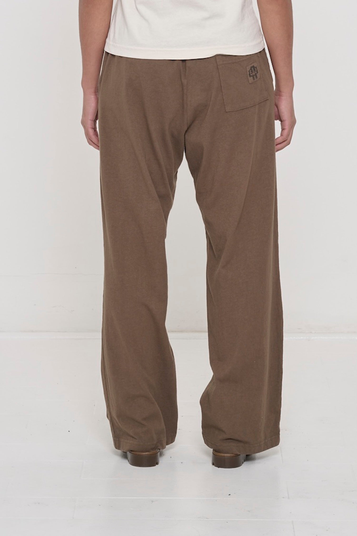 Back view showing the E.W logo printed on the back pocket.