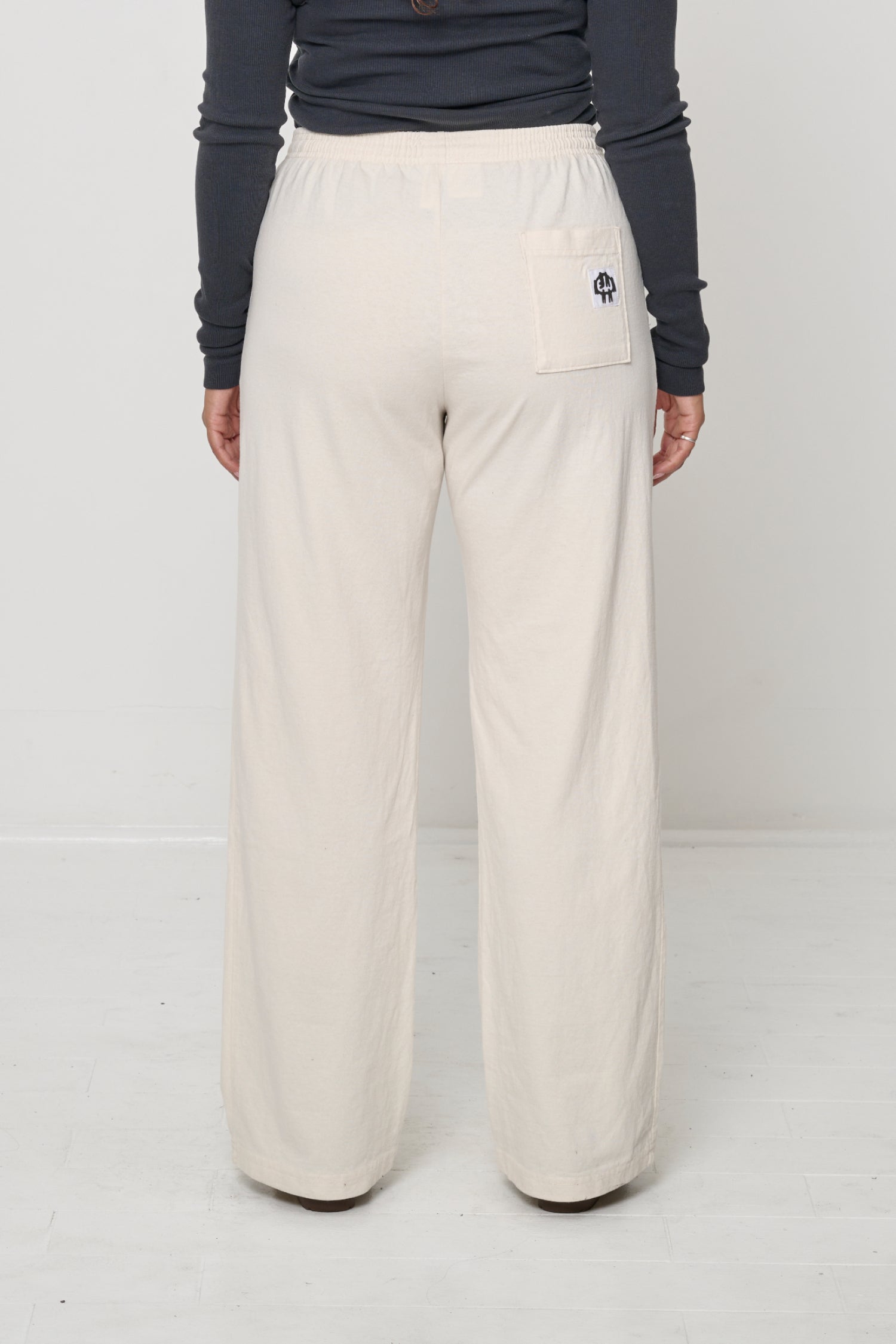 Back view highlighting the E.W logo printed on the back pocket.