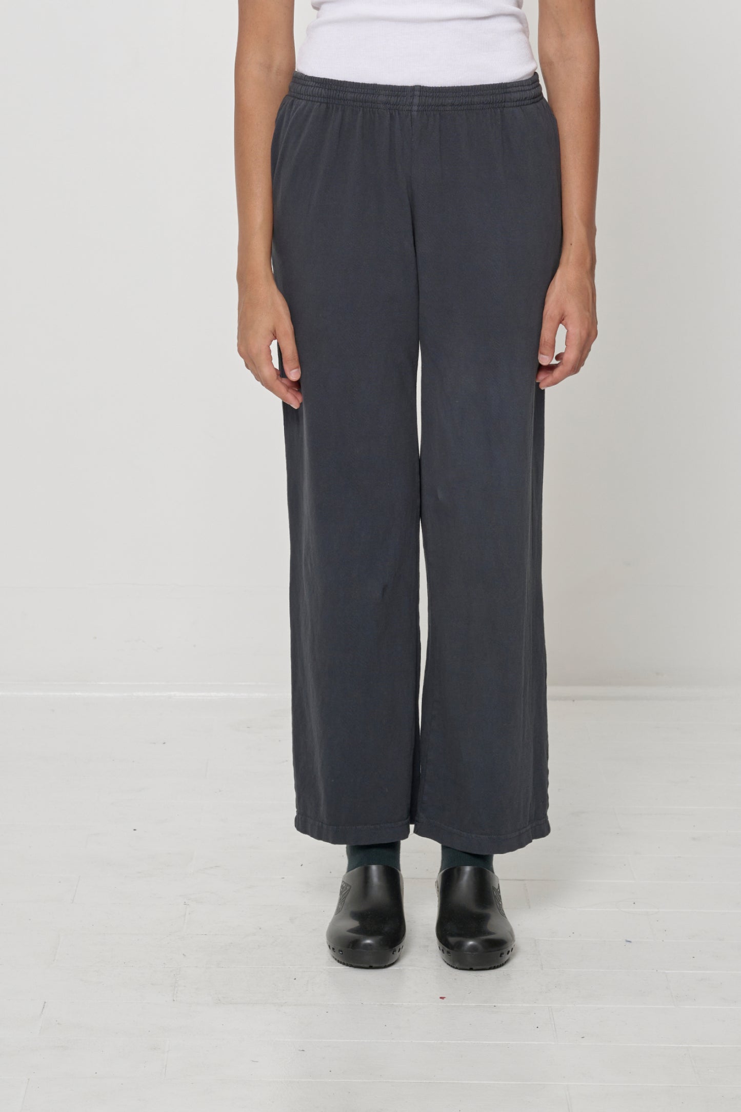 Waist down of a 5'10"person in Size S Slate Apartment Pants. Hem at the ankles.