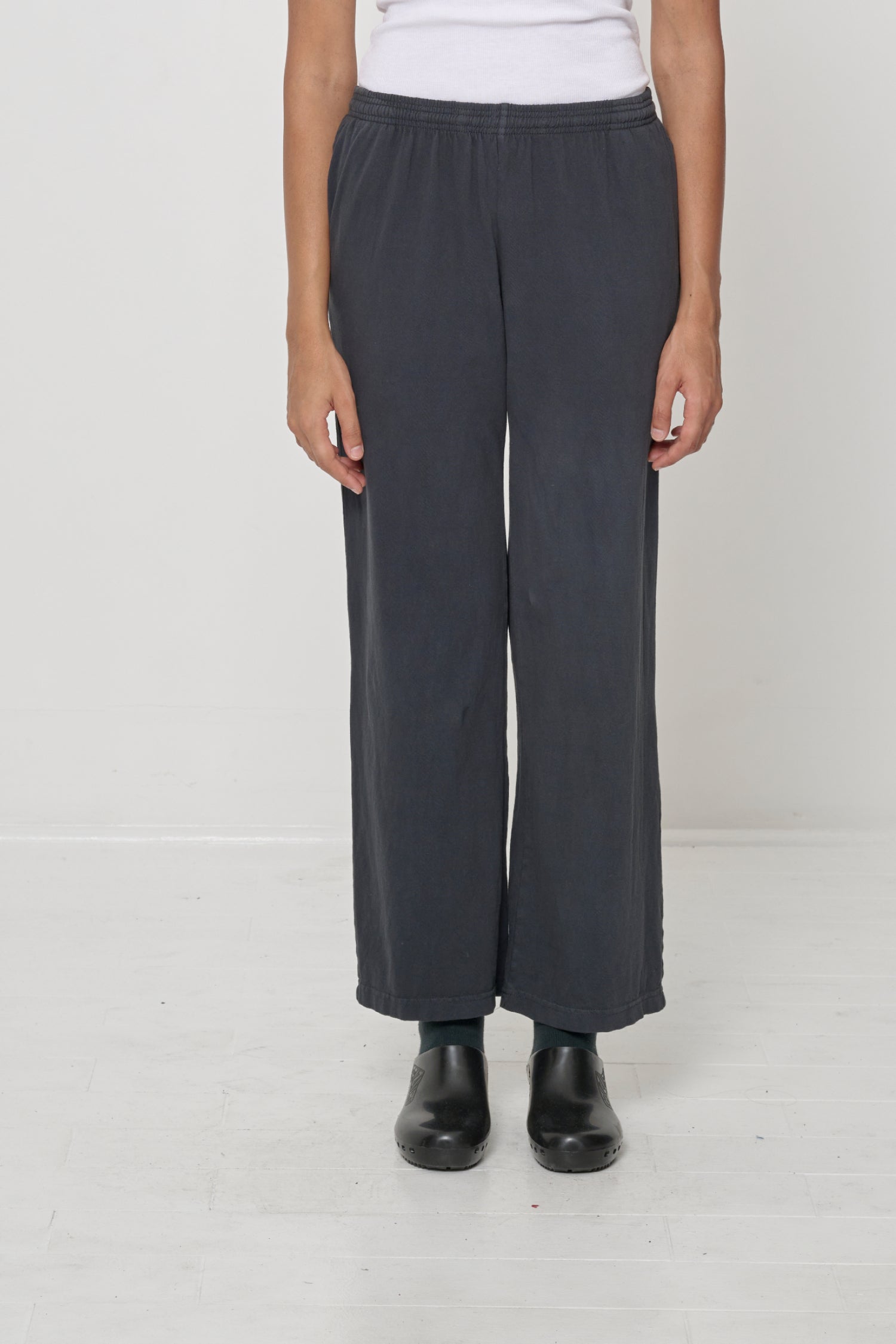 Waist down of a 5'10"person in Size S Slate Apartment Pants. Hem at the ankles.