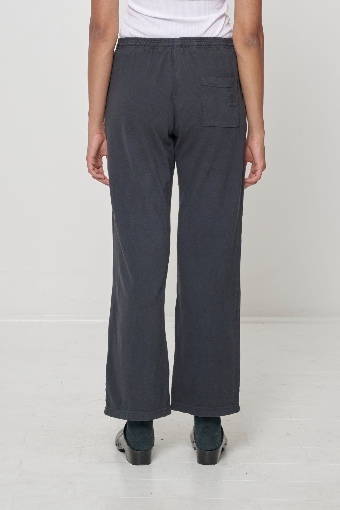 Back view highlighting the E.W logo printed on the back pocket.