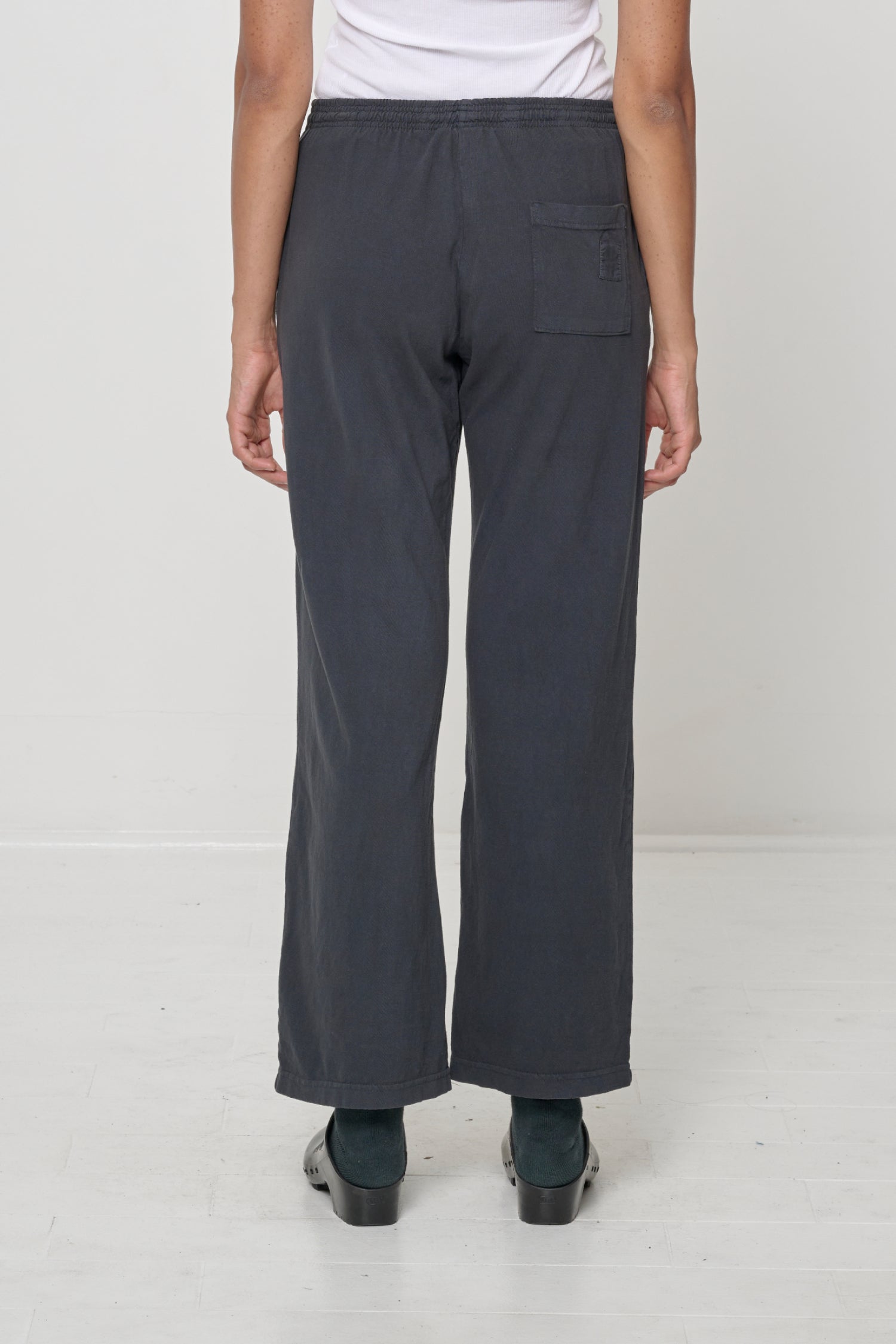 Back view highlighting the E.W logo printed on the back pocket.