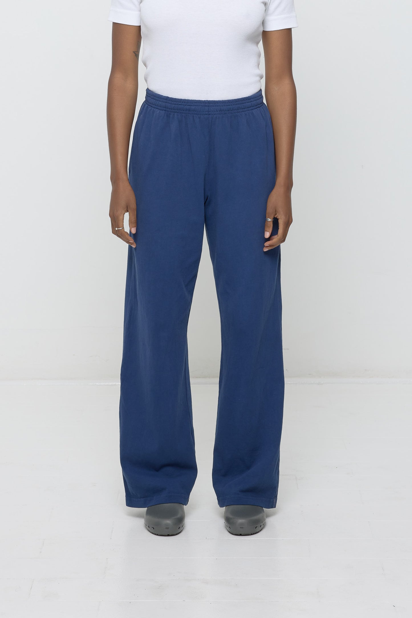 Waist down of a 5'3"person in Size XS Washed Navy Apartment Pants. Hem at bottom of the heels.