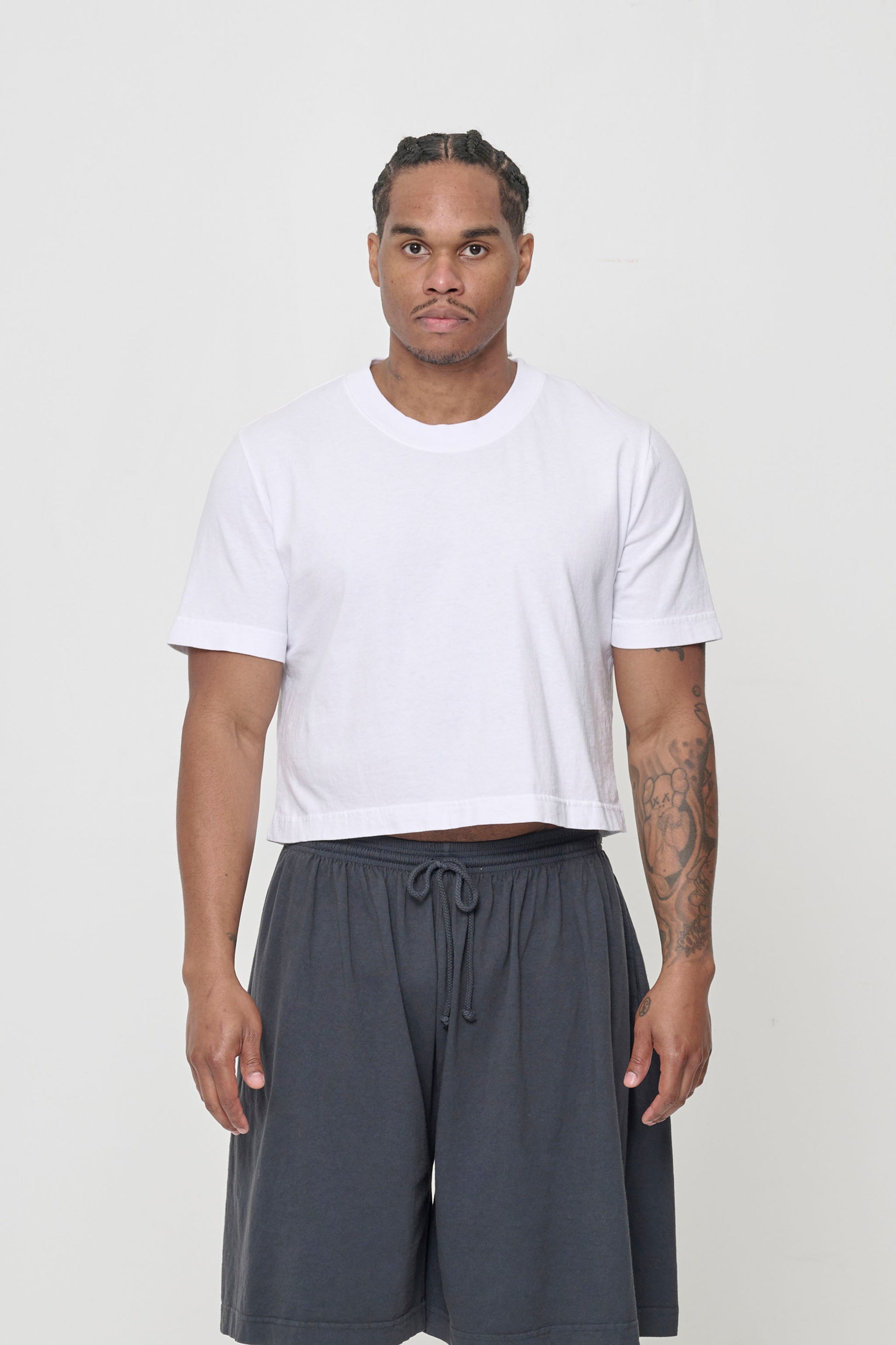 6' man in size 2XL. Hem hits top of shorts waistband.