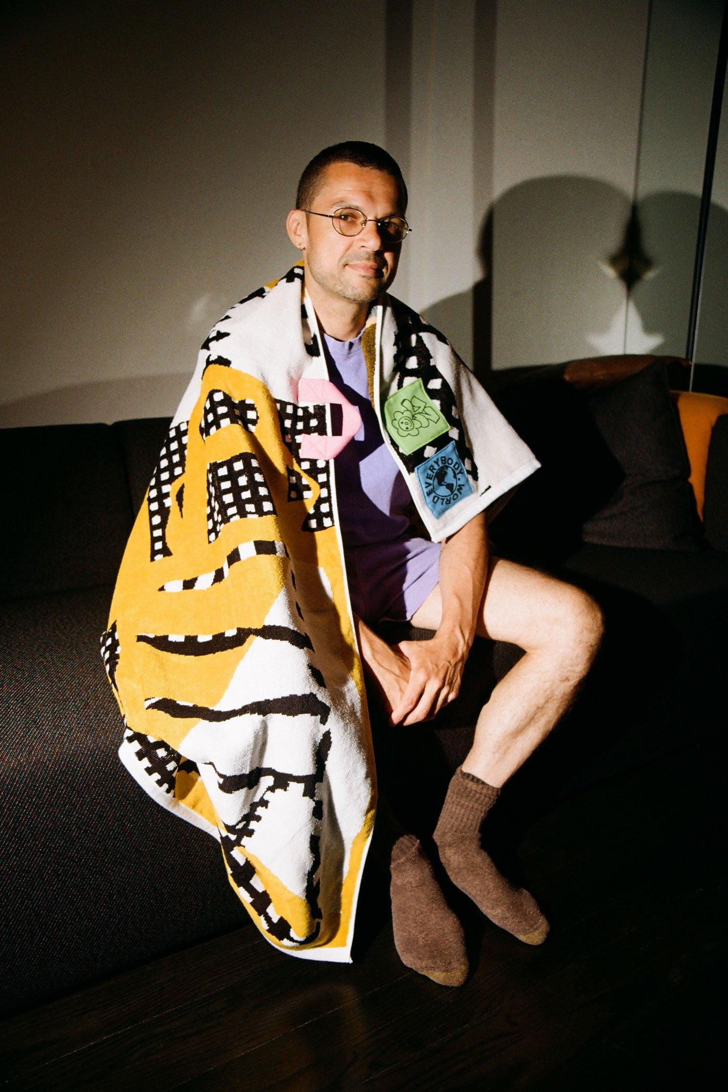 Towel draped around Braulio Amado's shoulders.