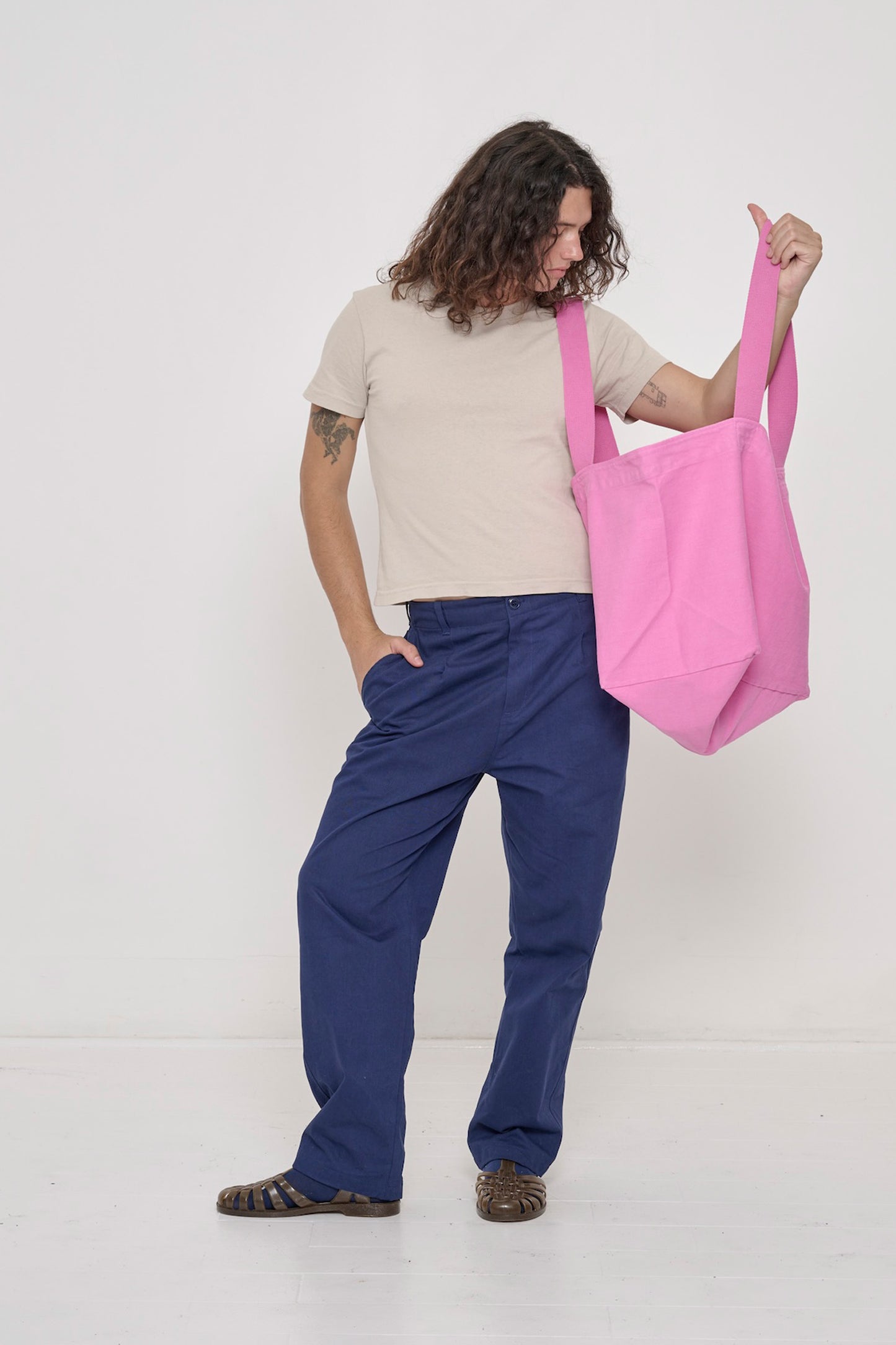 Person holding Big Tote in Pixie light pink on their shoulder, showing fabric folds and the flexibility of the bag.