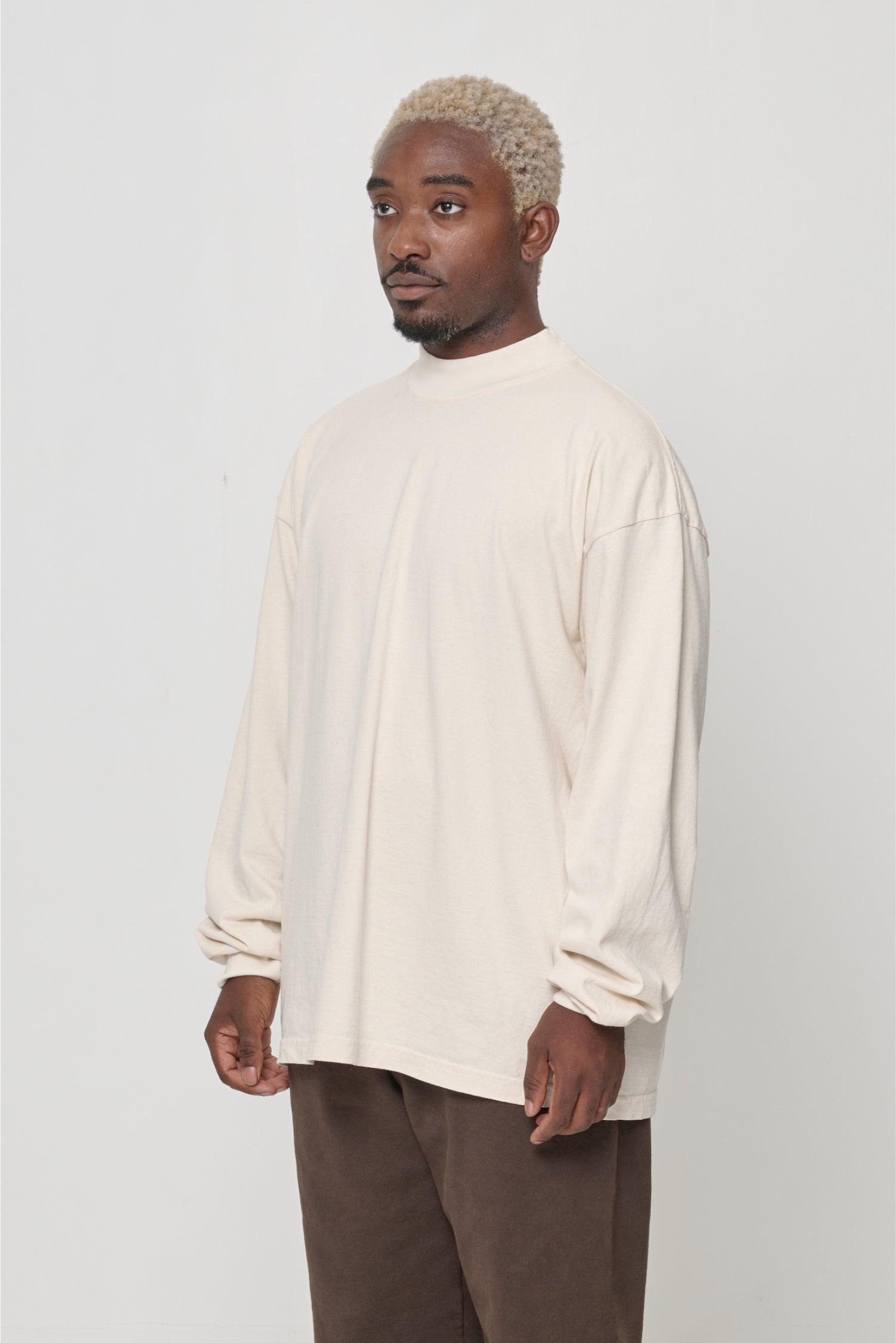 3/4 front view showing relaxed fit.
