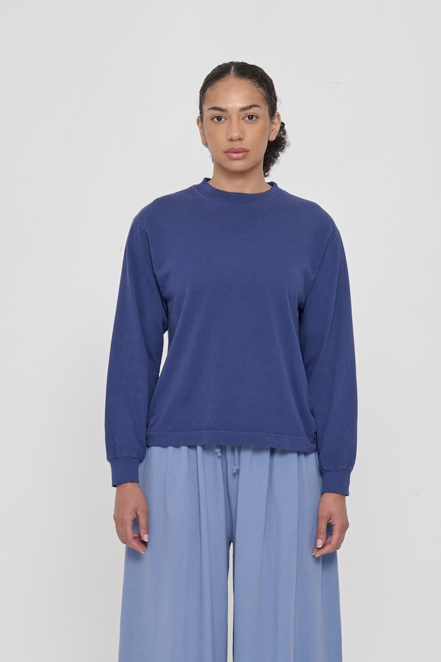 A 5'8" woman in an XS Washed Navy Long Sleeve Boxier Trash Tee. Hem ends at her upper-middle hip.