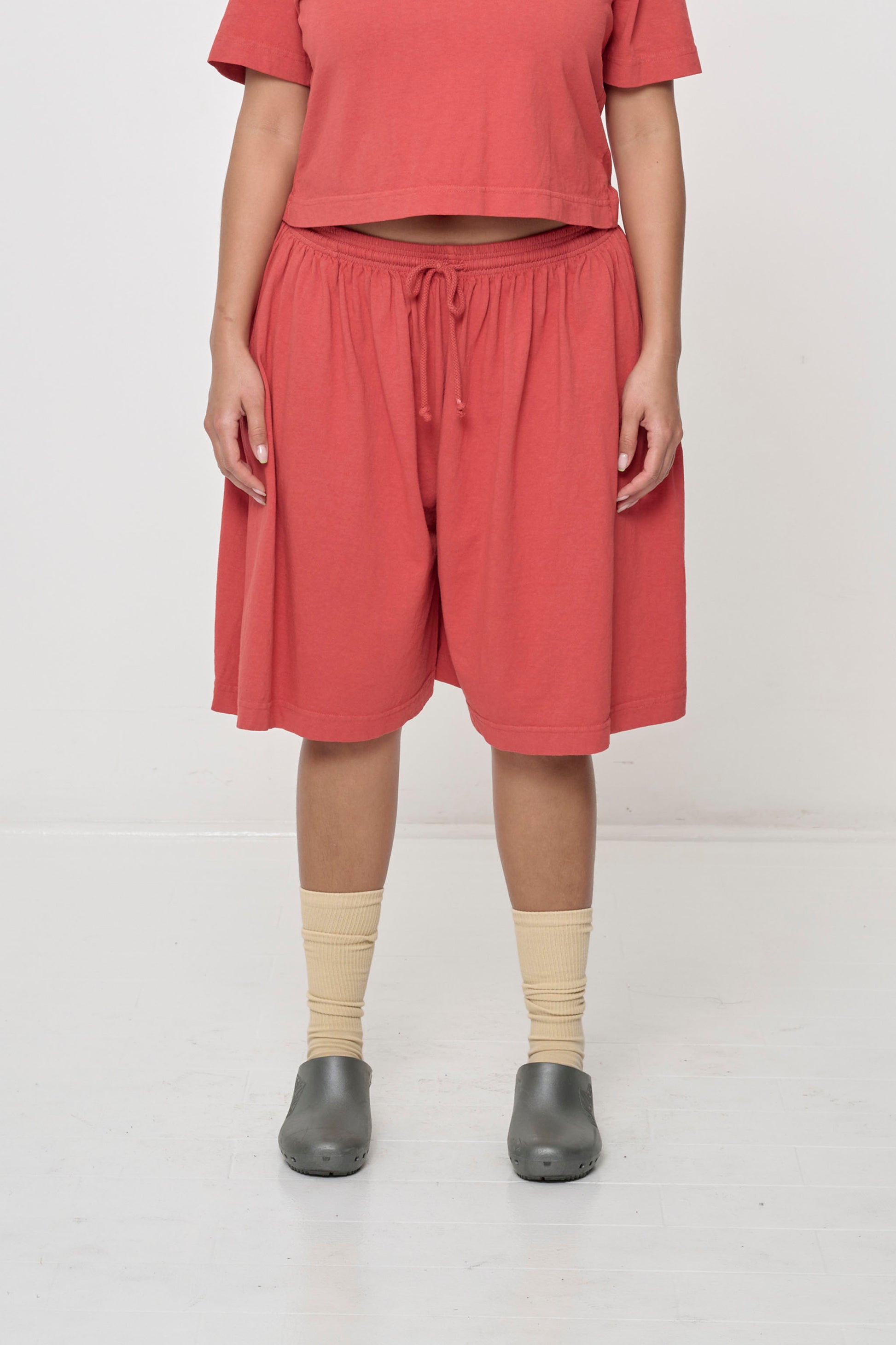 Hghlighting elastic waistband and drawcord.