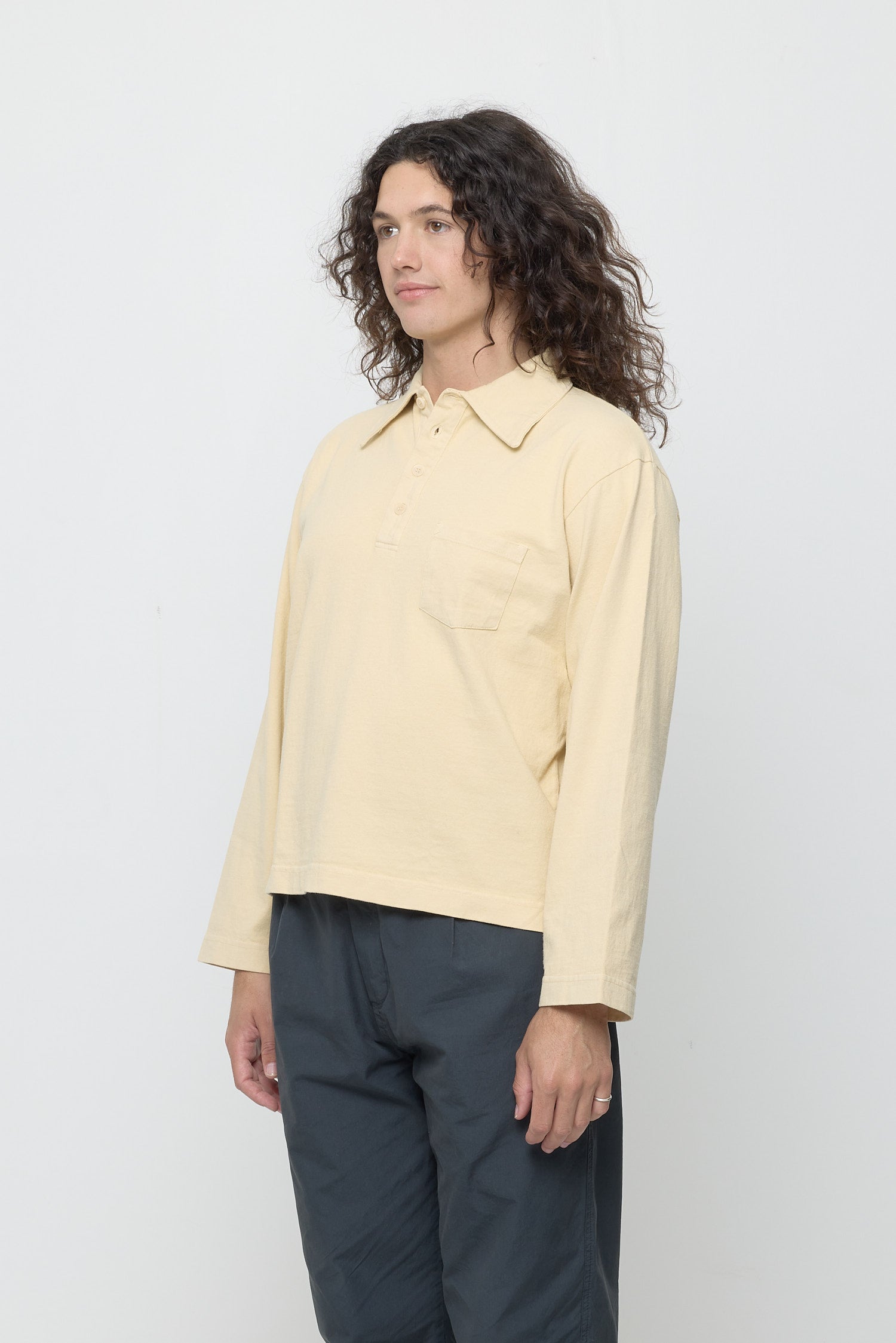 Person turned 45 degrees showing relaxed sleeves.