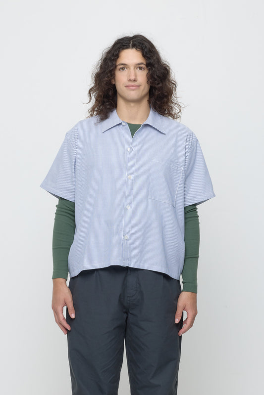 6' person wearing a blue Short Sleeve Stripe Poplin Button Up Shirt with hem hitting their mid hips