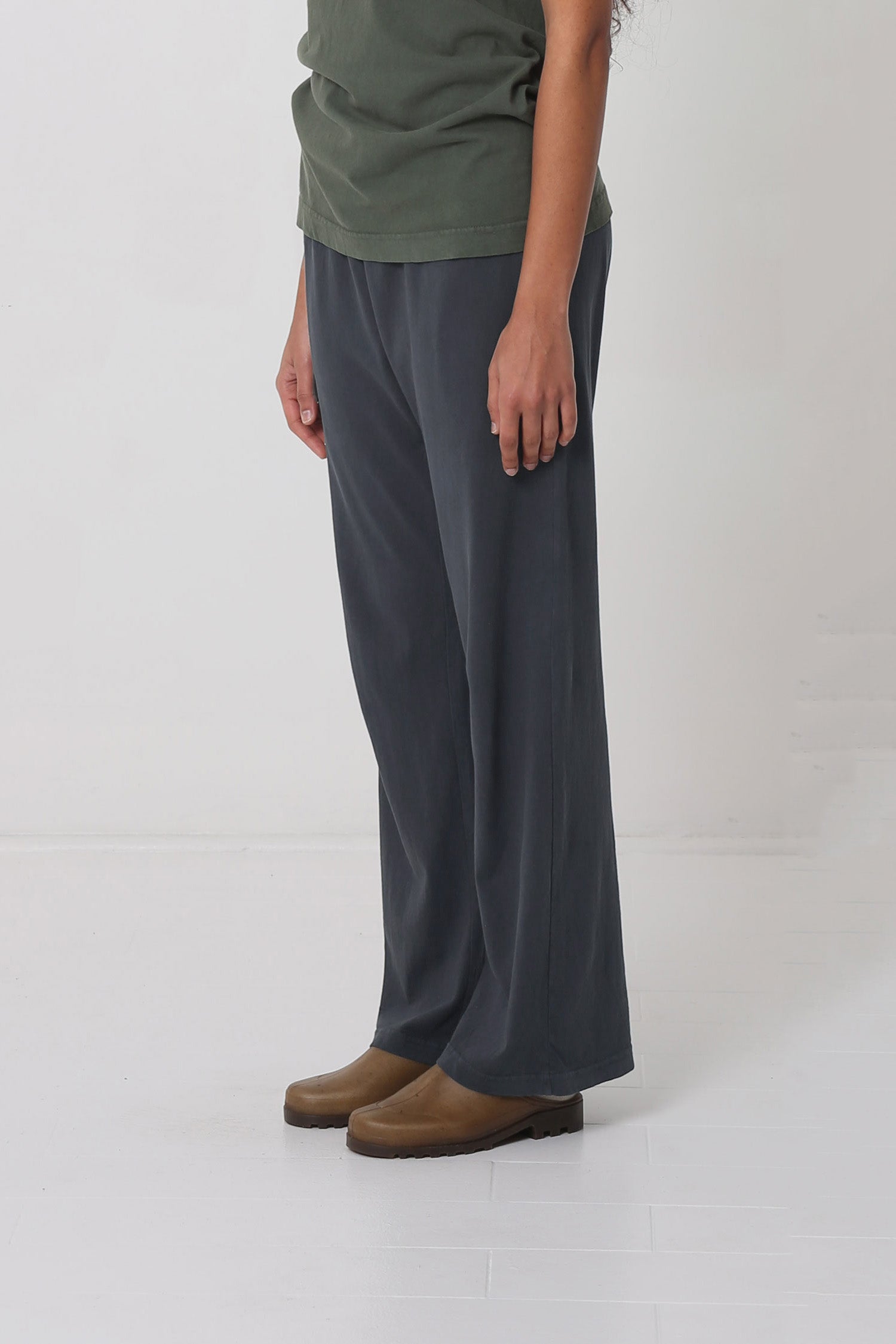 Person facing 45-degrees to the front showing the outseam.