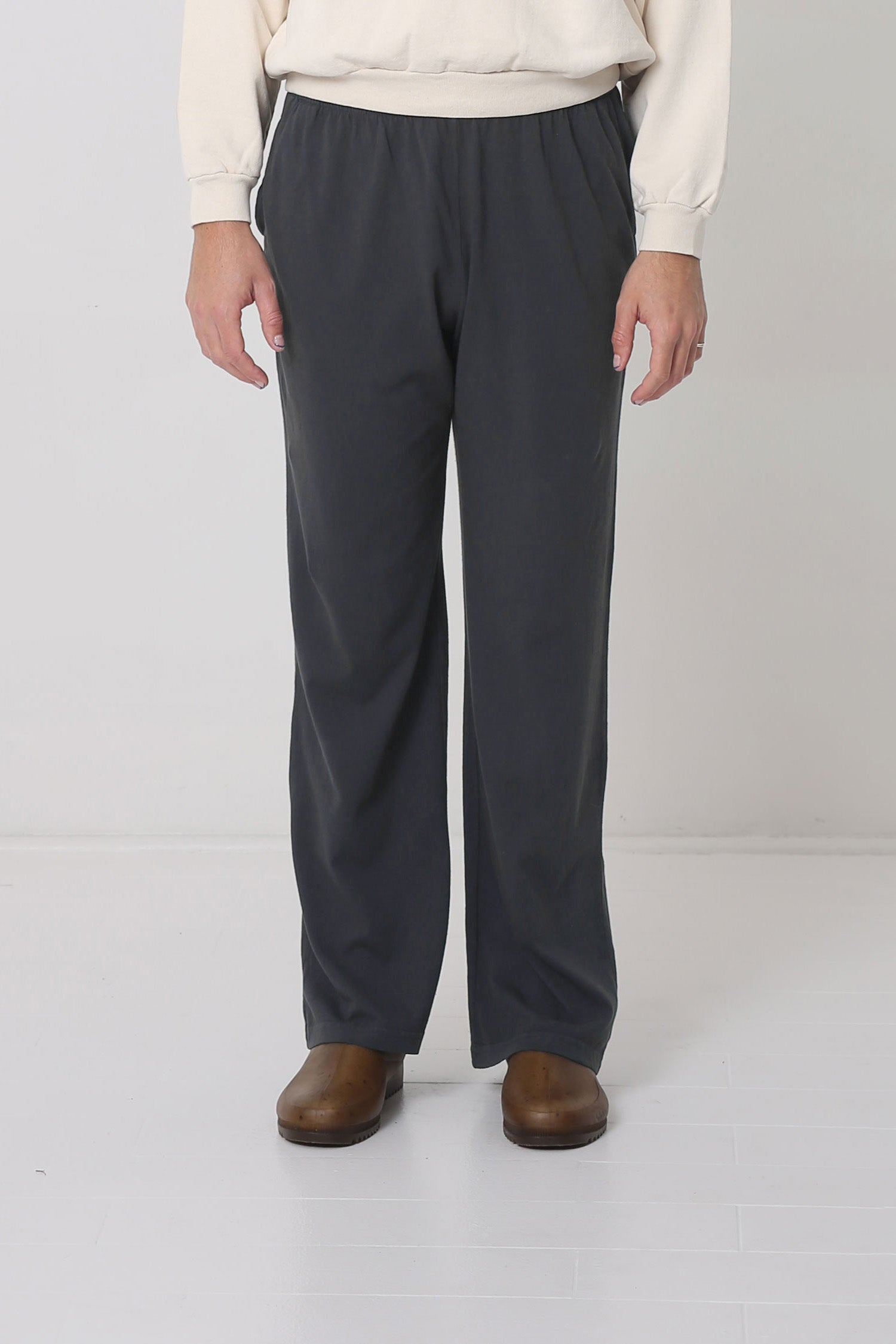 Waist down of a 6' person in Size L Slate Apartment Pants. Hem ends at the heel.