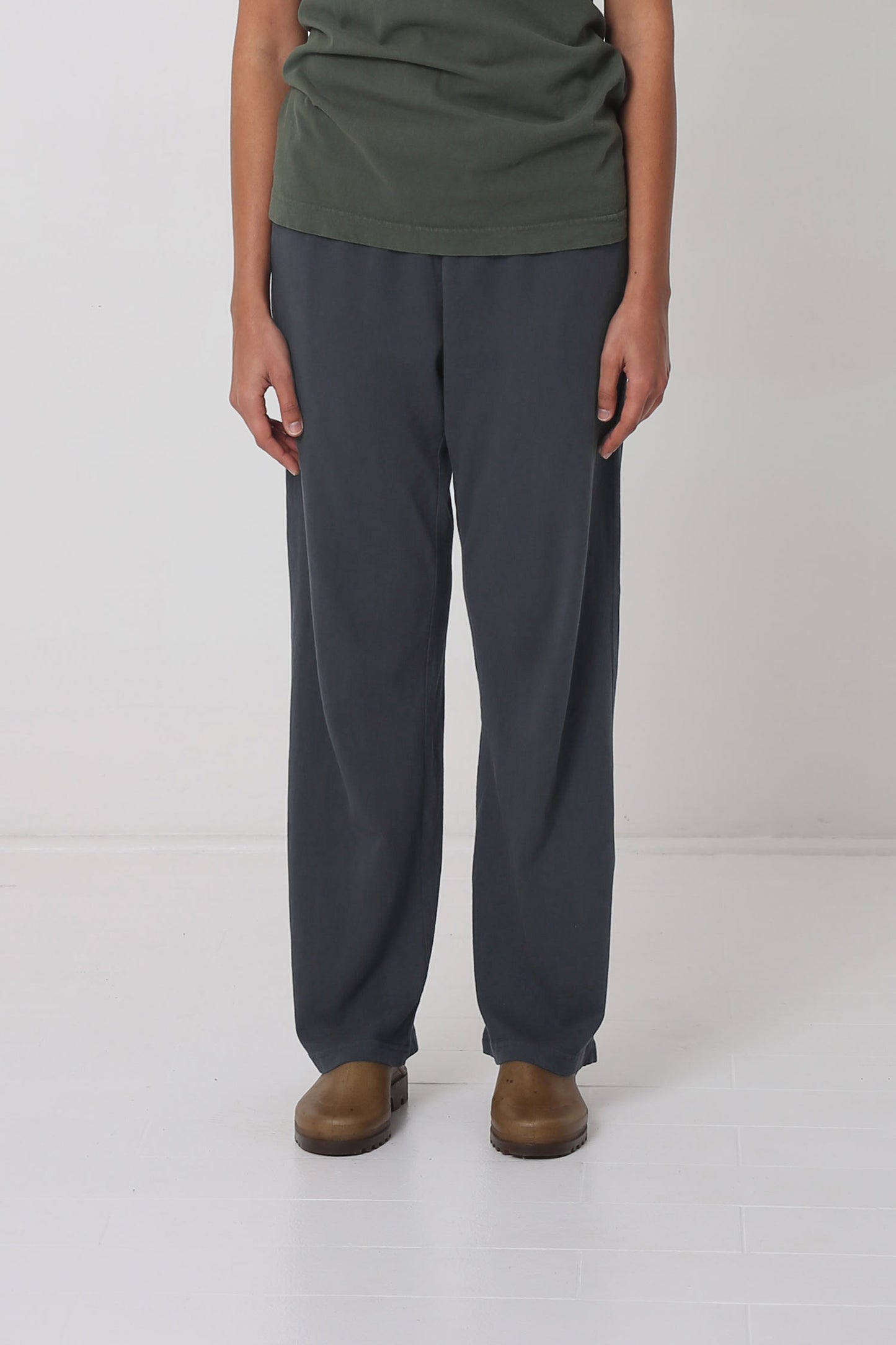 Waist down of a 5'10" person in Size M Slate Apartment Pants. Hem ends at the heel.