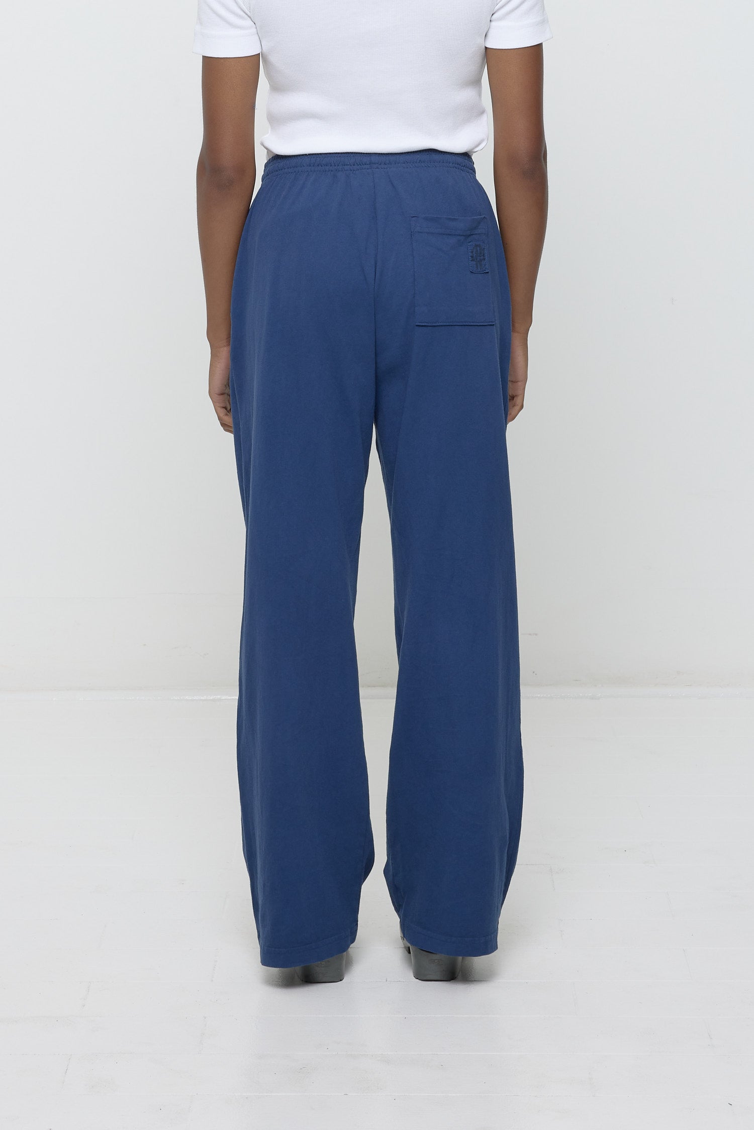 Back view highlighting the E.W logo printed on the back pocket.