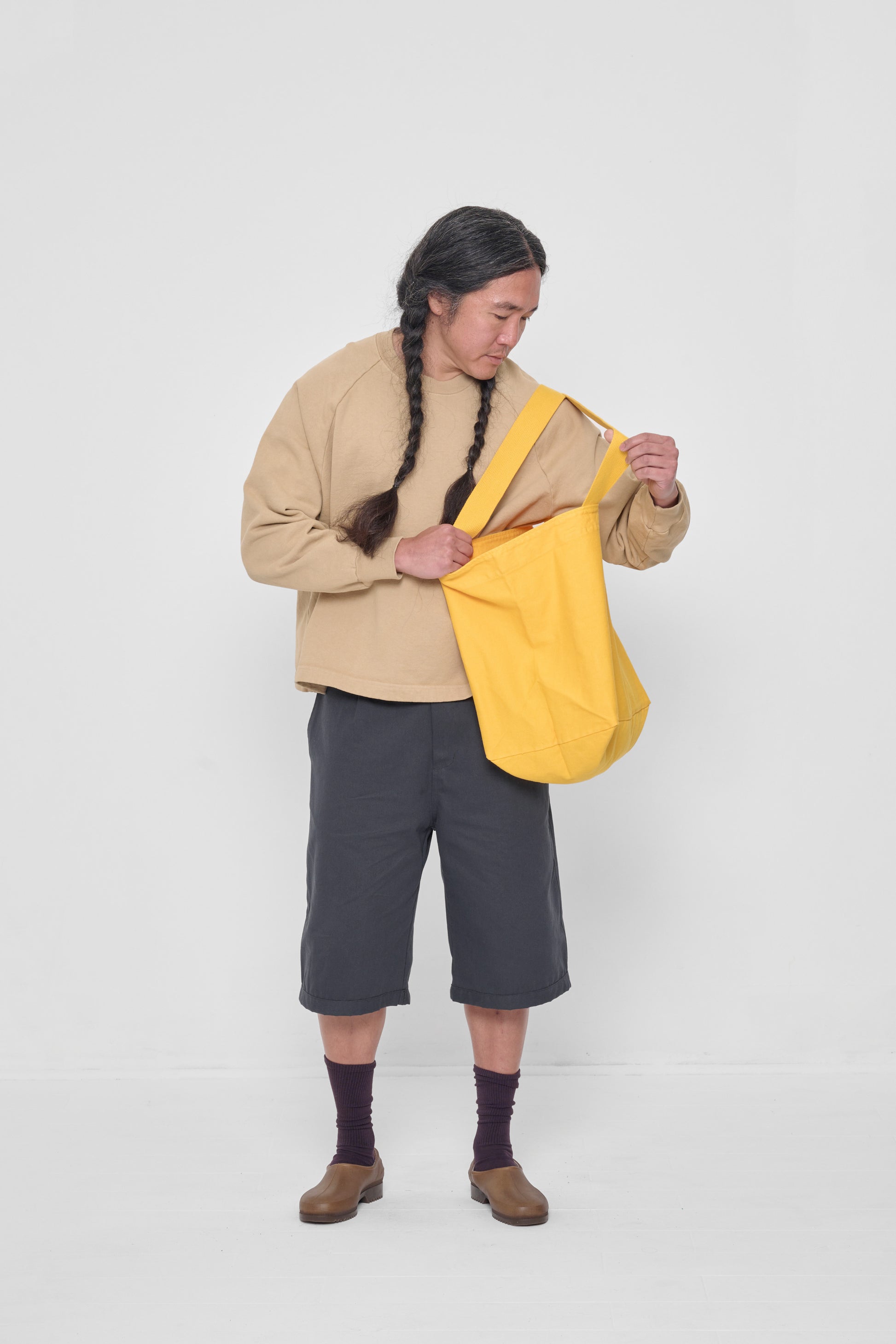 Person opening the tote, showing the wide opening. 