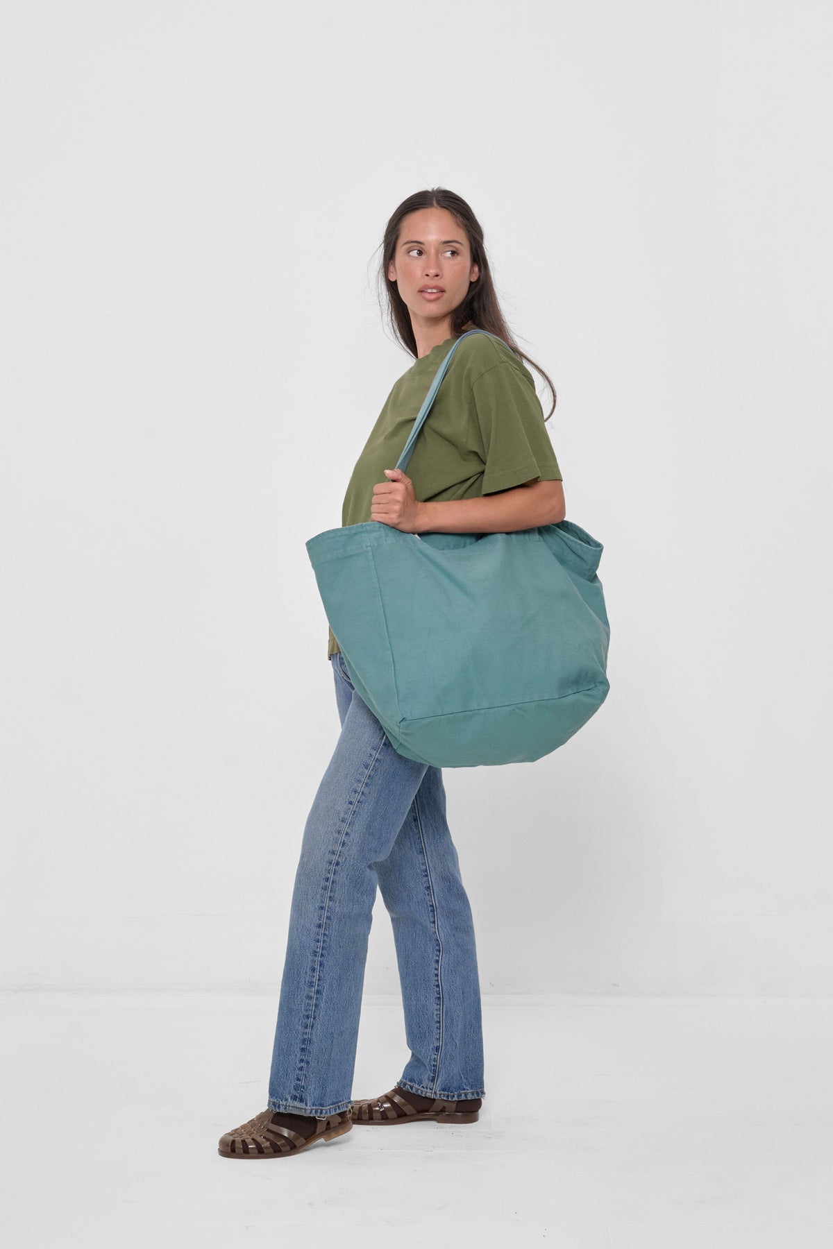 Big Tote in Oyster – carried on model's shoulder, full-body view showing scale.