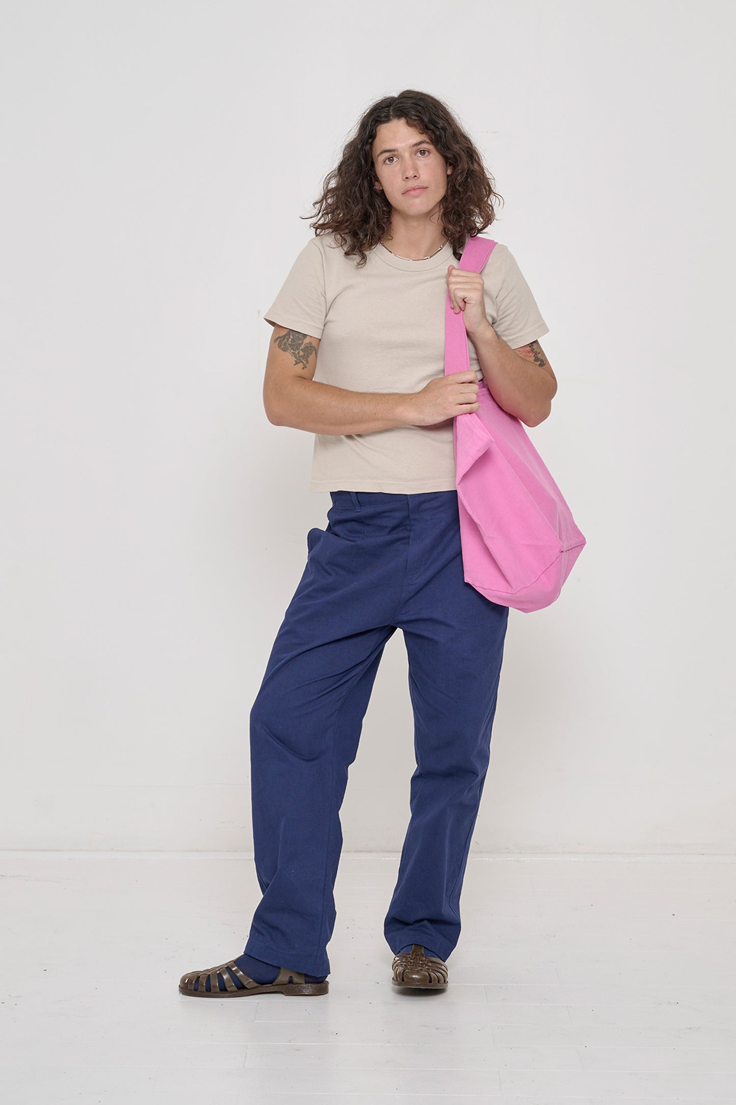 Person holding Big Tote in Pixie light pink on their shoulder, showing fabric folds and the flexibility of the bag.
