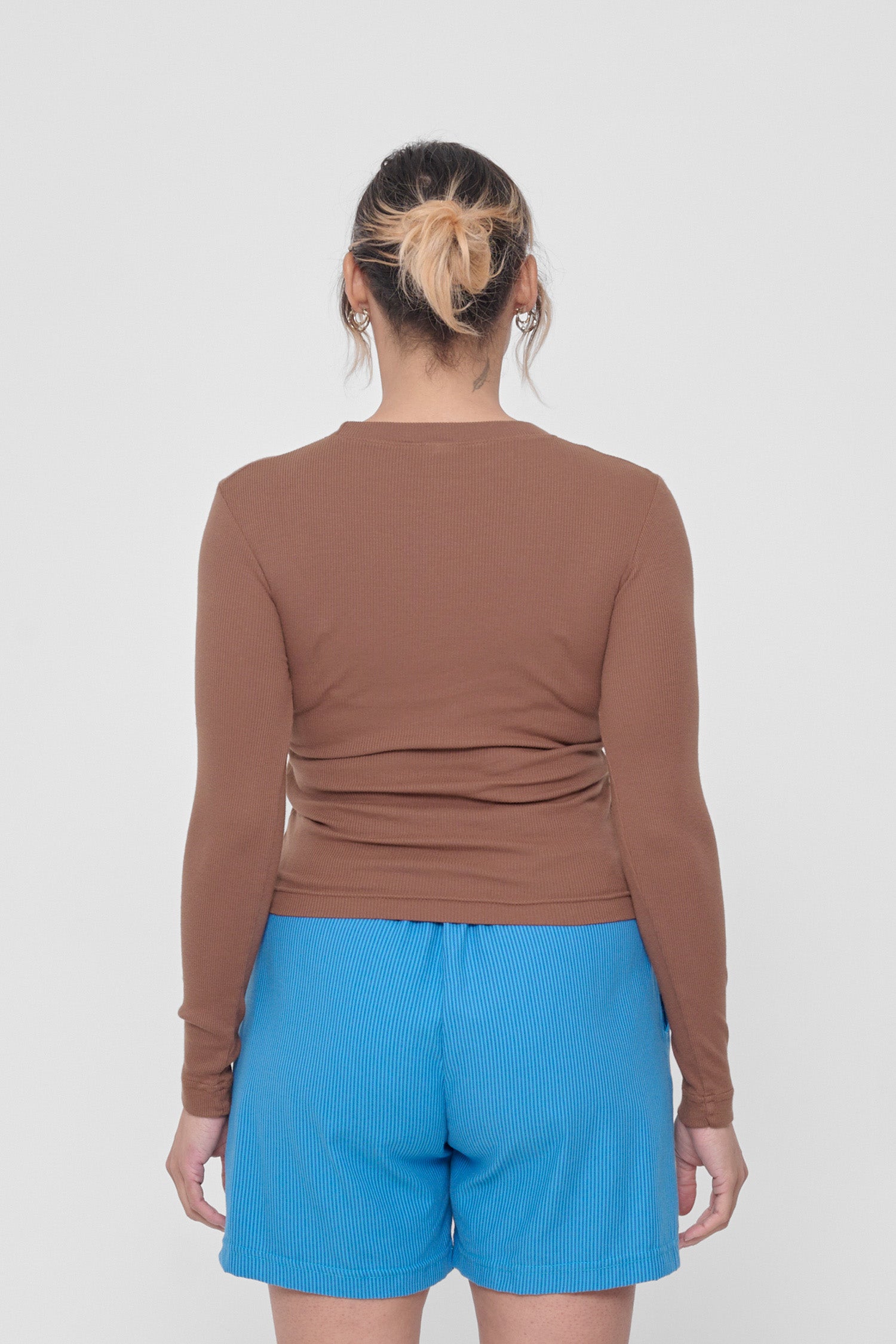 Back view: Fitted across upper back and scrunched up across mid to lower back.