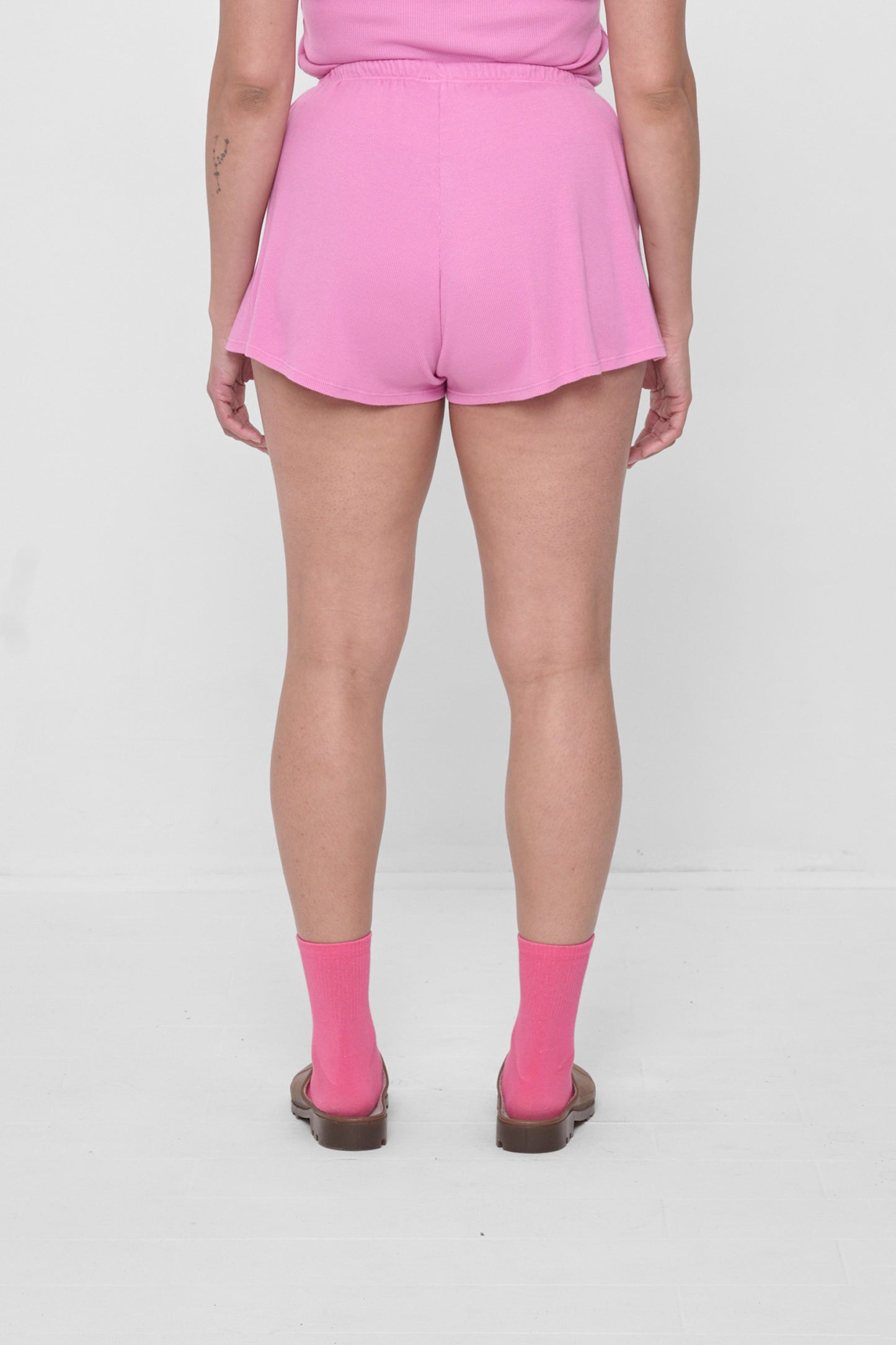 Back view: relaxed fit and a flowing, drapey fabric.