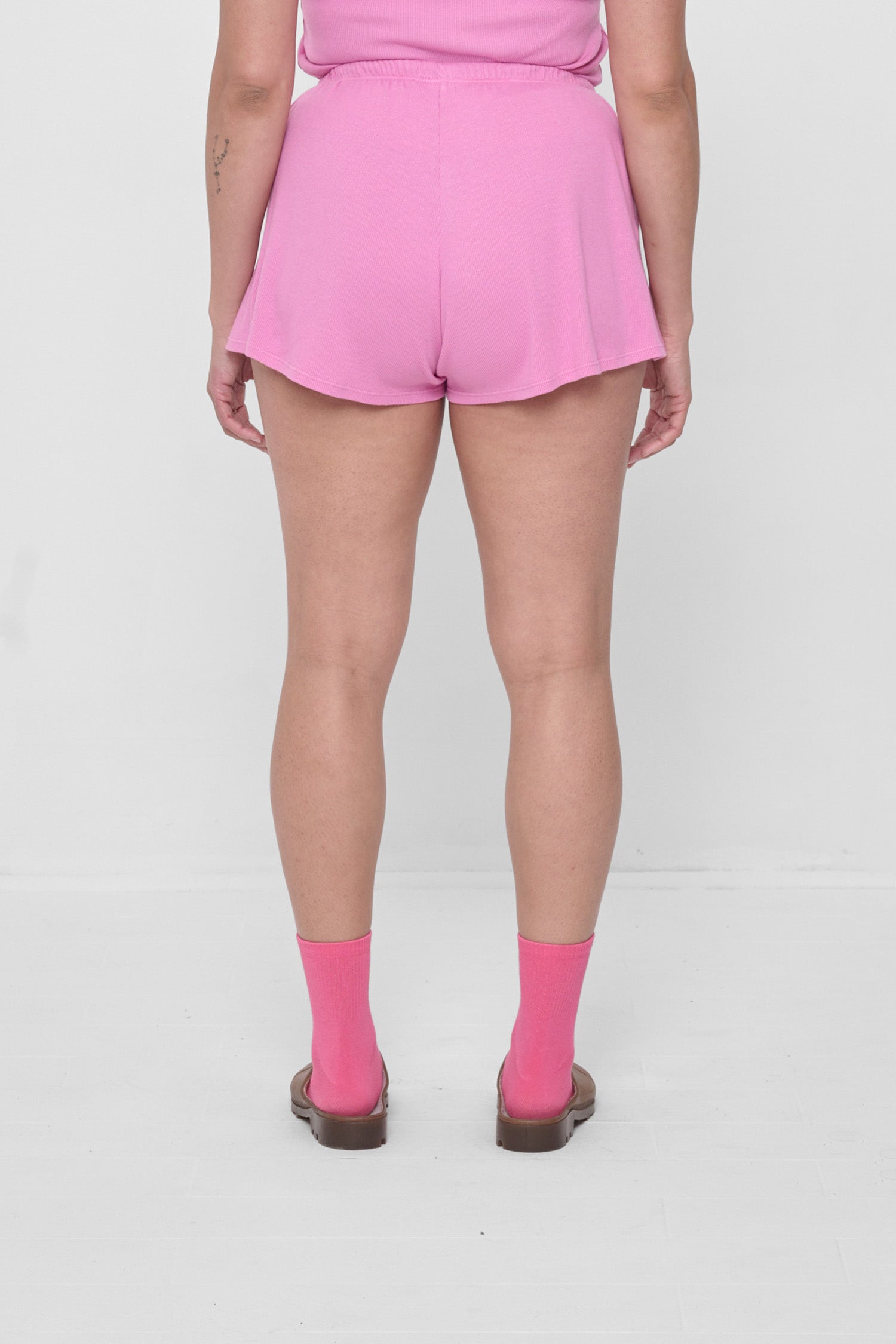 Back view: relaxed fit and a flowing, drapey fabric.