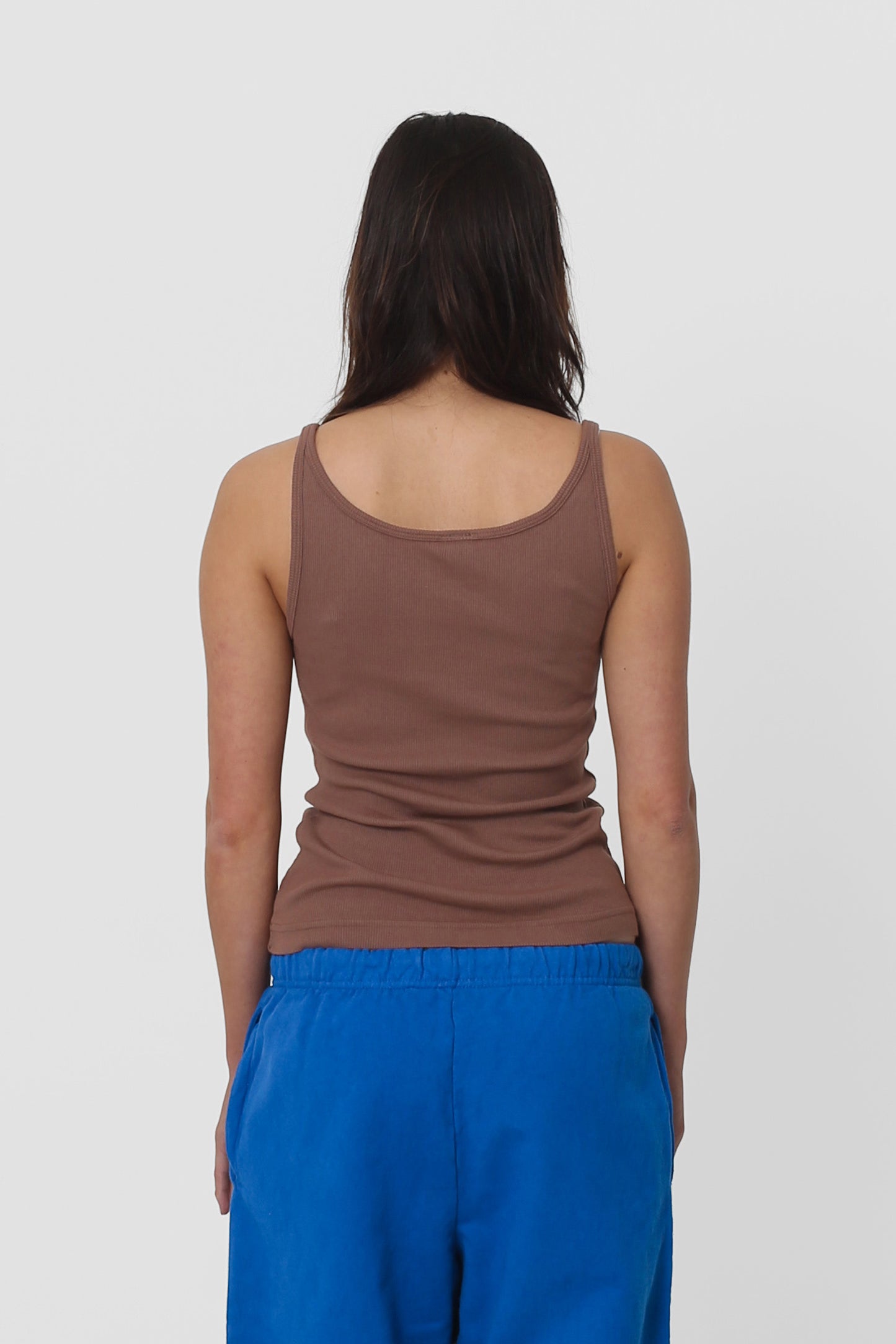 Back view: relaxed upper and lower back.