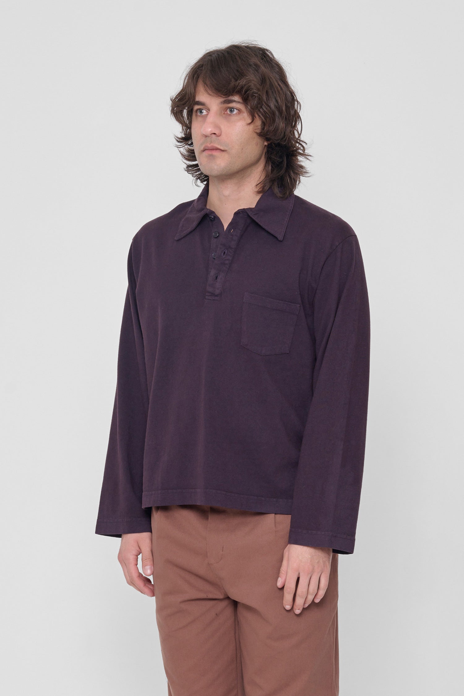 Person turned 45 degrees showing relaxed sleeves.