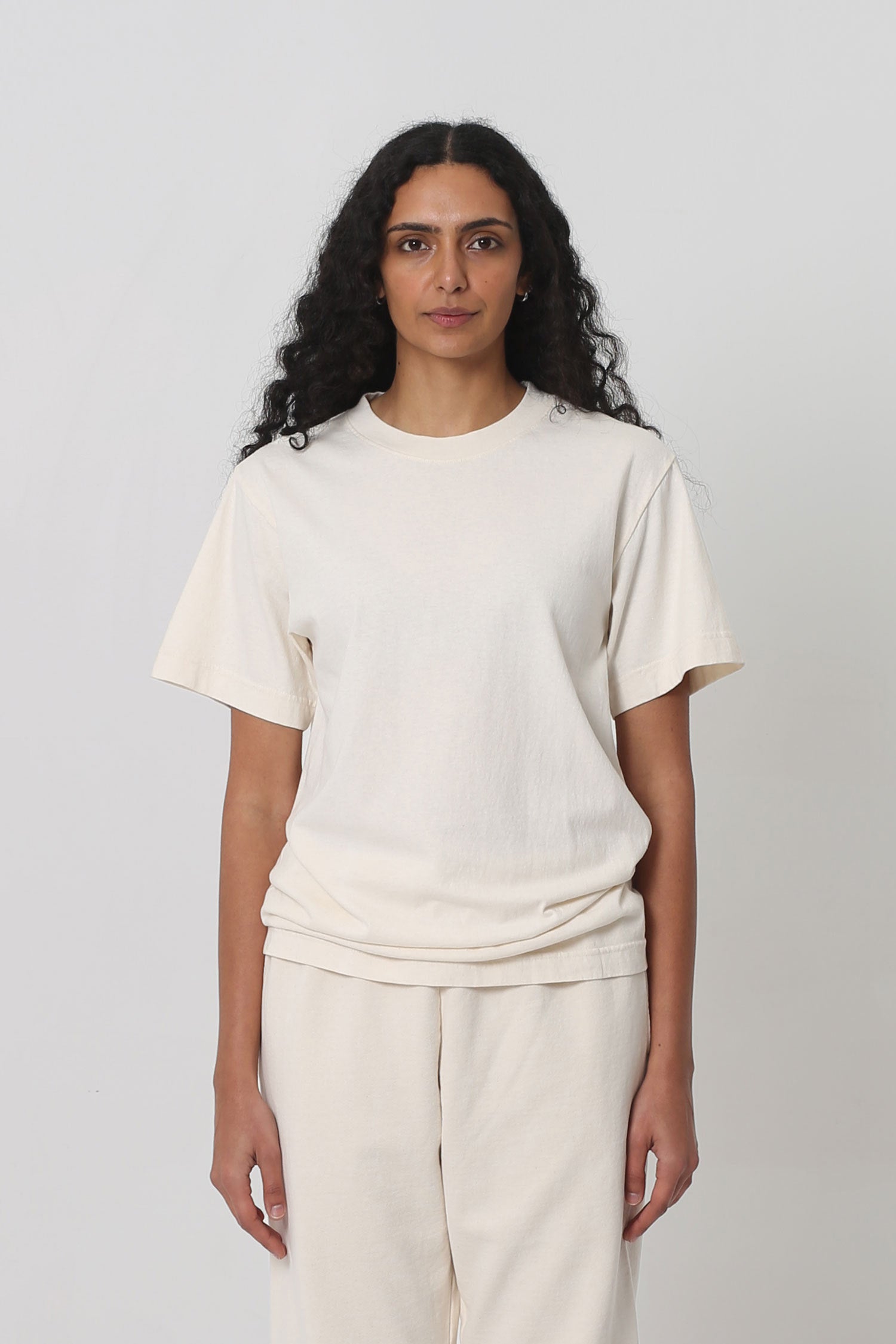 5'10" woman in a size S Scour Short Sleeve Trash Tee, scrunched up at the hip.