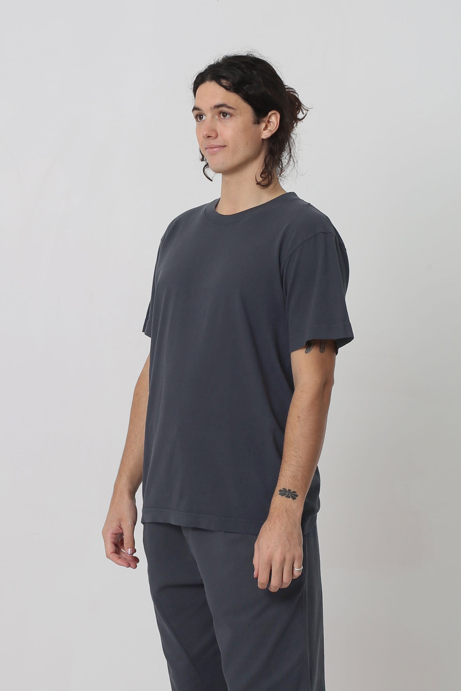 3/4 front view shows lack of side seams