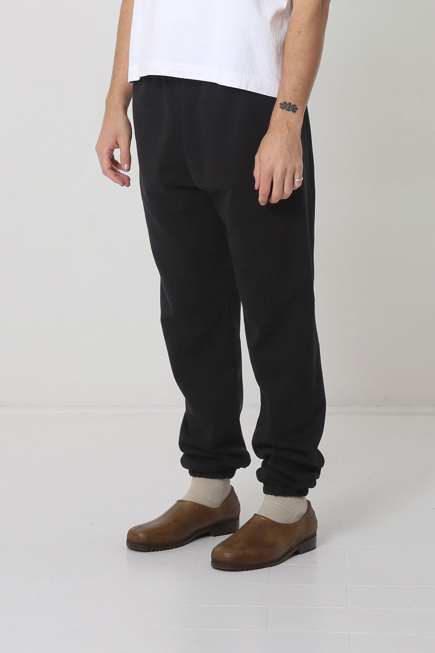 Person turned 45 degrees, showing the inseam.