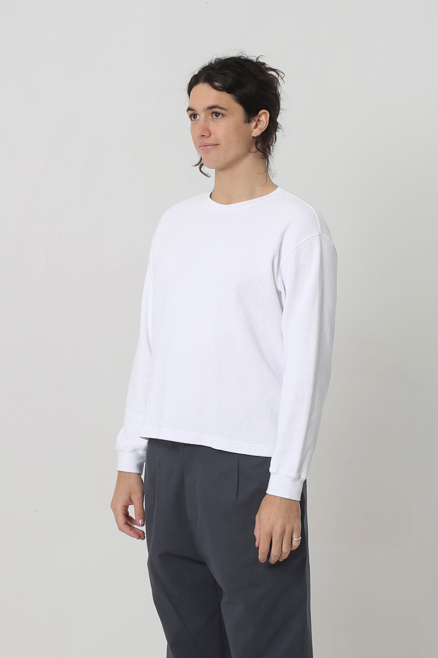 Person facing 45-degrees from the front showing classic relaxed sleeve.