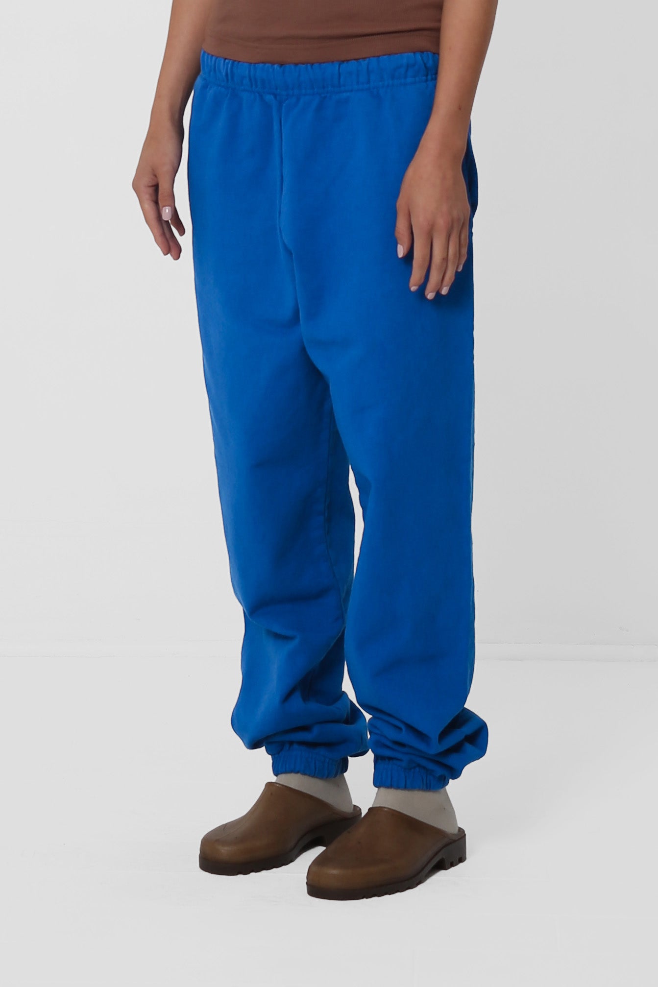 Person turned 45 degrees, showing the inseam.