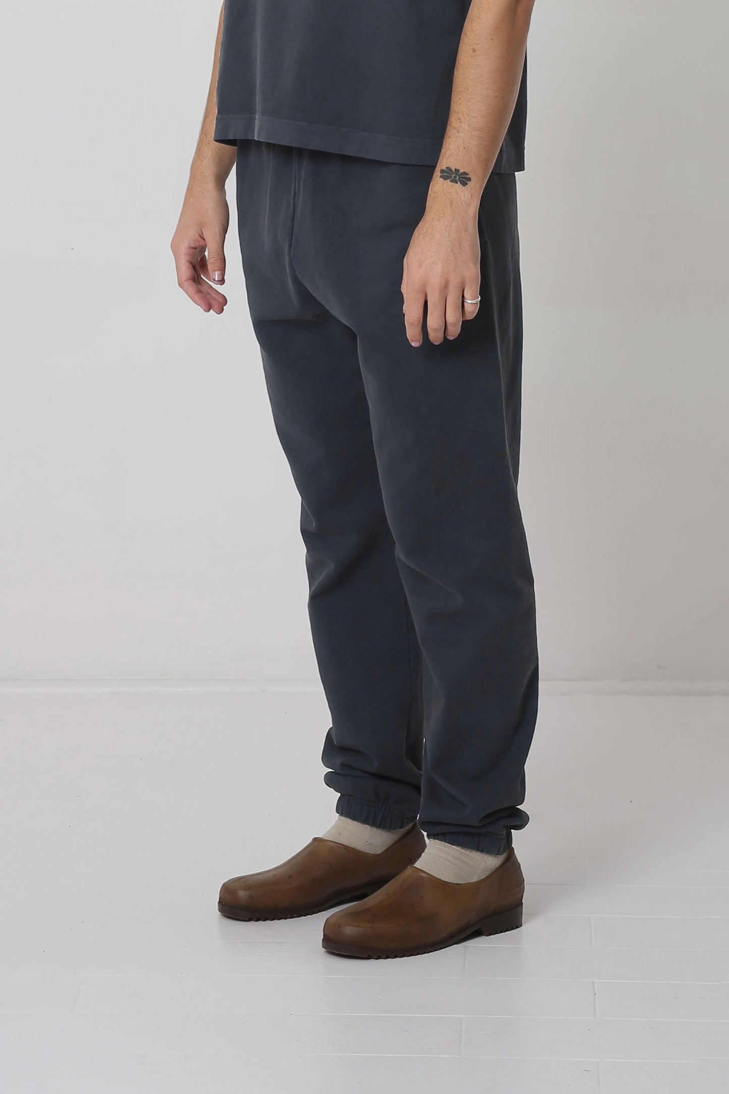 Person turned 45 degrees, showing the inseam.